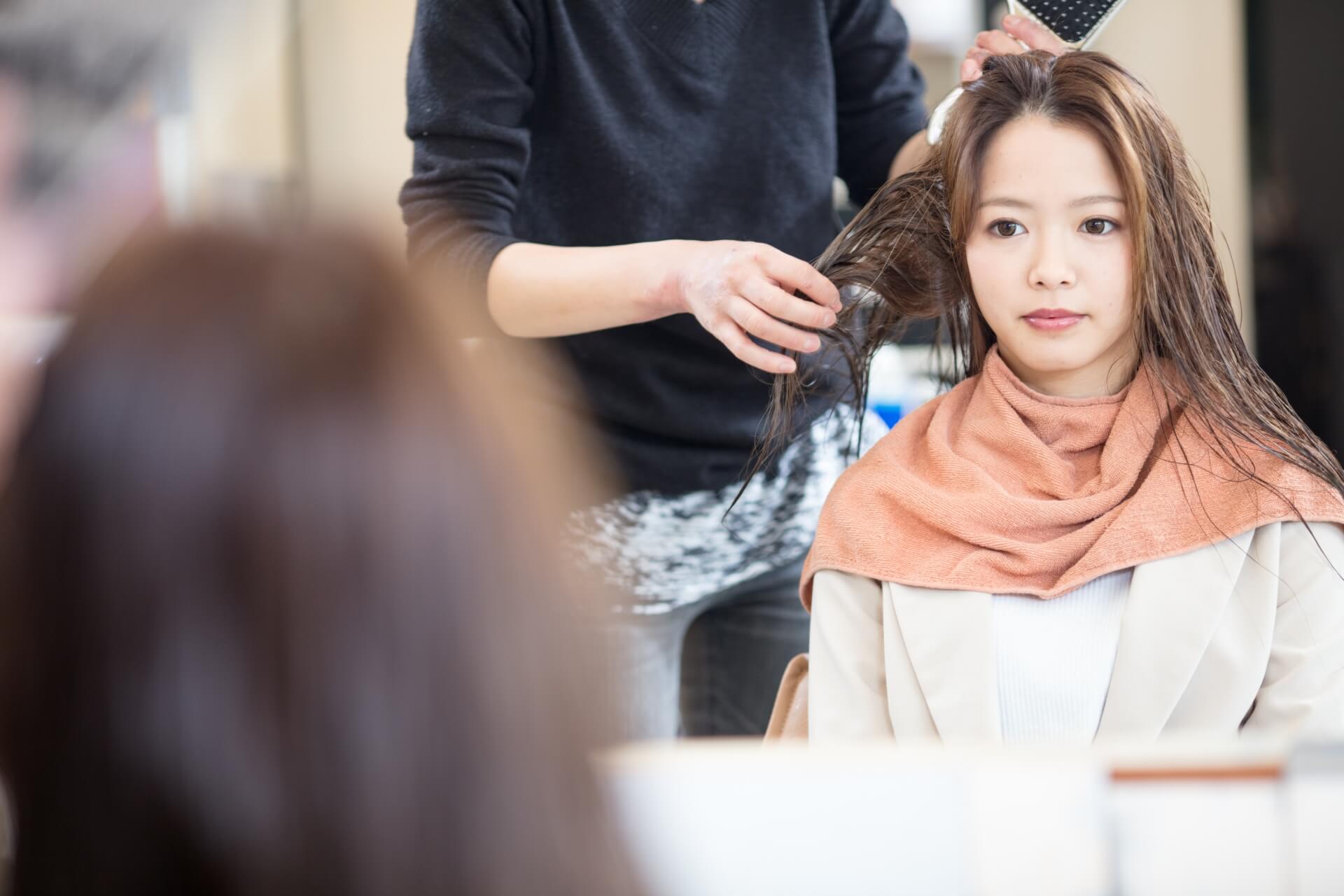 髪のうねりを抑えるヘアオイルの使い方のポイント